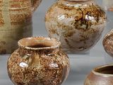 de nombreux types de vases exposés dans une vitrine