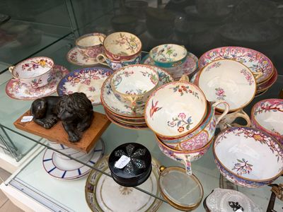 plusieurs assiettes et bols exposés dans une vitrine