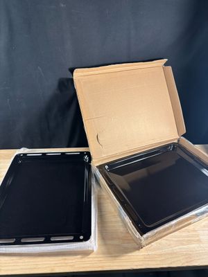 deux boîtes ouvertes posées sur une table, contenant chacune une tablette