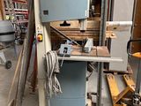 une machine qui se trouve dans un garage