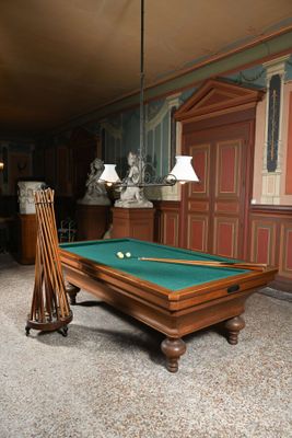 Billard français en noyer et hêtre, sur quatre pieds balustr…
