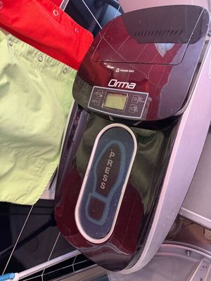 un grille-pain rouge et noir posé sur une étagère