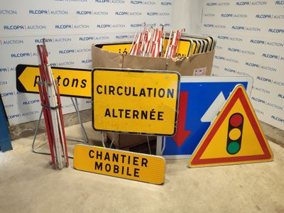 many signs that are sitting on the floor in the room