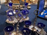 beaucoup d'objets en verre argenté et bleu par terre