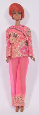 poupée Barbie aux cheveux roux, vêtue d'un pantalon rose et d'un haut rose