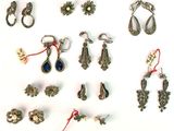 de nombreux bijoux variés posés sur un fond blanc