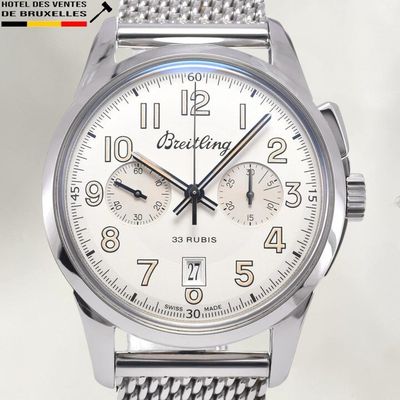 un gros plan d'une montre au cadran blanc