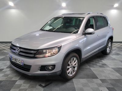 la volkswagen tiguan est garée sur un carrelage à carreaux