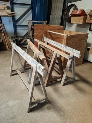 plusieurs pièces de bois sont empilées dans une pièce