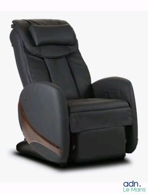 un gros plan d'un fauteuil inclinable sur fond blanc