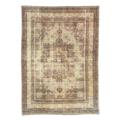 un tapis beige et marron orné d'un motif en médaillon