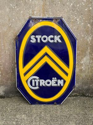un panneau bleu et jaune sur lequel est inscrit « Stock Citroën »