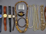 de nombreux types de montres et de bracelets disposés sur une table