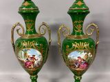 une paire de vases verts et dorés ornés de portraits