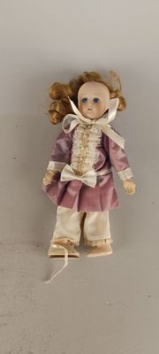 Petite poupée tête en porcelaine H.