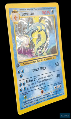 Au dos de la carte Pokémon, il y a l'image d'un dragon.