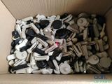 une boîte en carton remplie d'une multitude d'objets divers