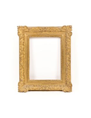 un cadre photo doré sur un mur blanc avec un fond blanc