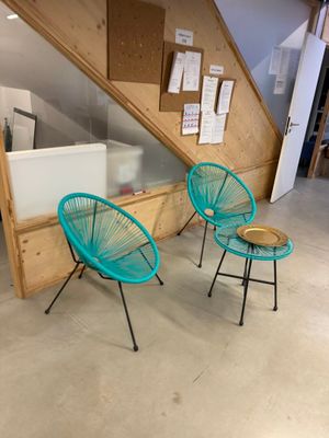 deux chaises posées devant l'escalier