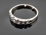 gros plan d'une bague en diamant sur une surface noire