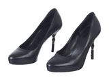 une paire de chaussures noires à talons hauts sur fond blanc