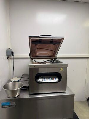 une machine posée sur un comptoir