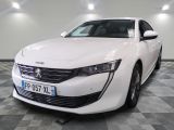 la photo d'une voiture blanche garée dans un garage