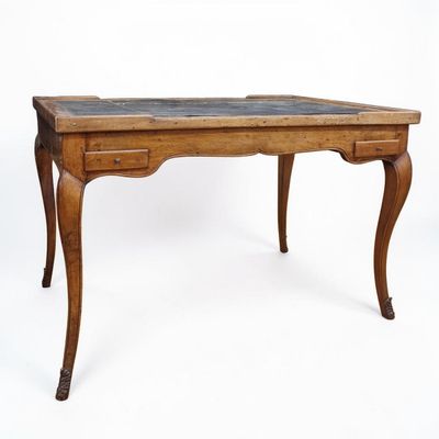 un vieux bureau en bois avec un plateau en marbre, sur fond blanc