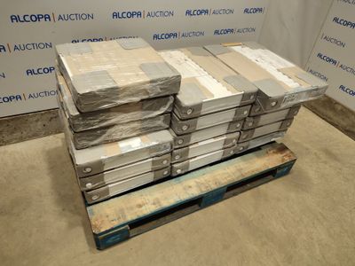 une pile de cartons sur une palette devant un mur