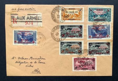 une vieille carte postale couverte de timbres, posée sur une table