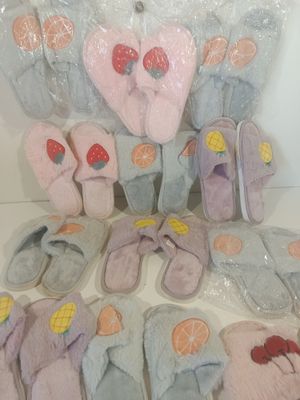 de nombreuses paires de chaussons qui traînent par terre
