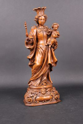 une statue en bois représentant une femme tenant un enfant