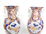 deux vases posés côte à côte sur une surface blanche
