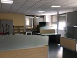 un bureau vide avec beaucoup de bureaux et de chaises