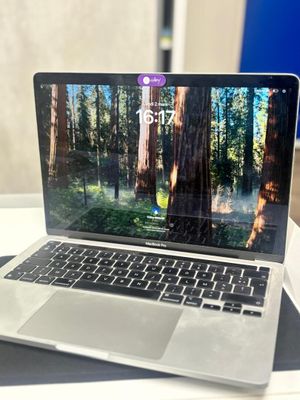 Un MACBOOK Pro Silver