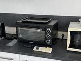 beaucoup d'appareils électroménagers posés sur le plan de travail de la cuisine