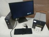 un ordinateur de bureau posé sur une table, équipé d'un clavier et d'une souris