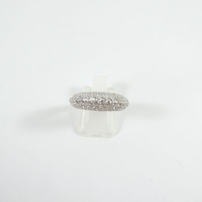 une image d'une bague en diamant sur fond blanc