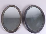 paire de miroirs ronds à bordure argentée sur fond blanc