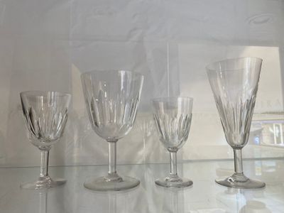 quatre verres à vin posés sur une étagère en verre dans une cuisine