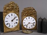deux horloges placées l'une à côté de l'autre sur une table