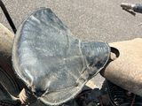 une moto garée sur le côté de la route