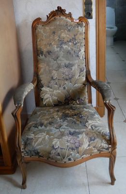 une chaise qui se trouve dans le coin d'une pièce