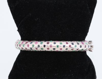 un gros plan sur un bracelet porté par un mannequin, un mannequin, un mannequin, un mannequin, un mannequin, un mannequin, un mannequin, un mannequin