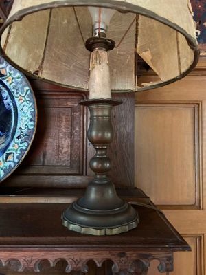une table sur laquelle se trouvent une lampe et une assiette