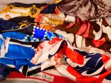 plusieurs types de foulards différents disposés sur une table