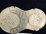 une pièce d'argent sur laquelle est représenté le visage d'une femme