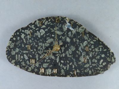 une horloge en pierre sur laquelle figurent des chiffres romains