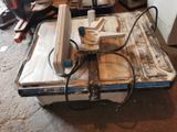 une machine posée sur une table