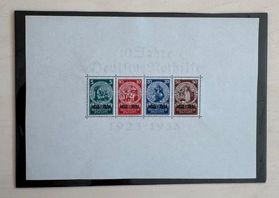 une photo d'une photo représentant trois timbres sur une carte